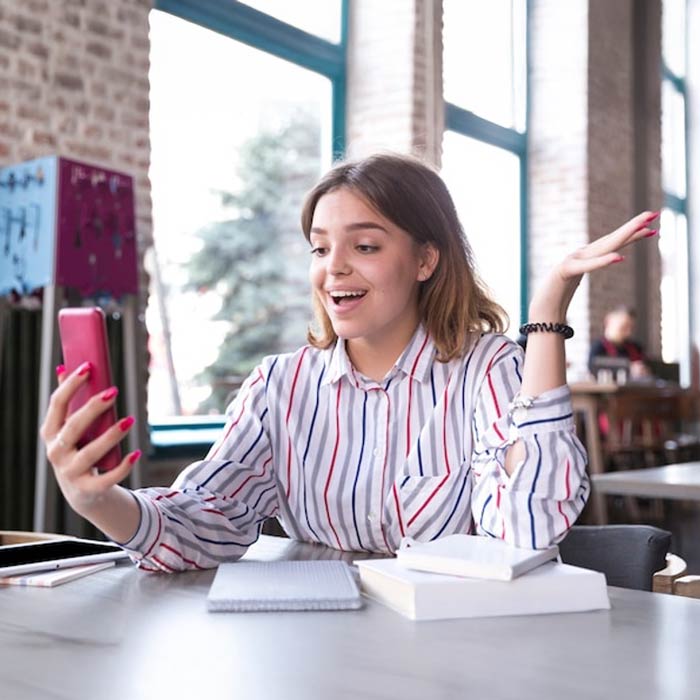 Office worker using the Pocket Coach app on a phone